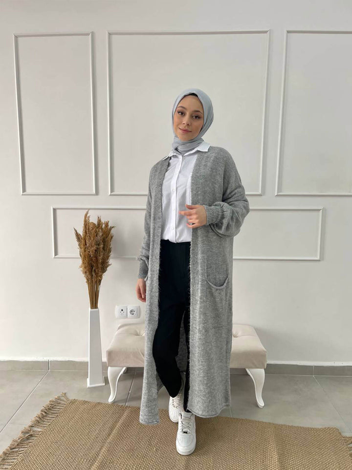 Ein schöner Langer und weit geschnittener Cardigan mit Ballonärmeln. Ist gerade geschnitten. Lässt sich auch ideal mit einer Abaya kombinieren. Und ist genau das richtige, für diese Kalten Wintertage.  Eignet sich für die Größe 36-46.
