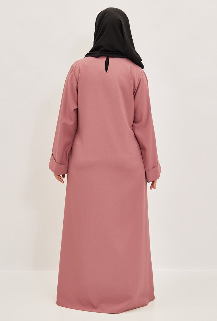 Abaya Farah mit hochgekrempelten Ärmeln